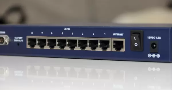 NETGEAR FVS 318 ProSafe VPNファイアウォール8 (8ポート10 100スイッチ) - 4